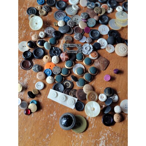 Vtg Mixed Lot All Types Buttons 188 Pieces Wood Metal Plastic Small To Large - Picture 6 of 12